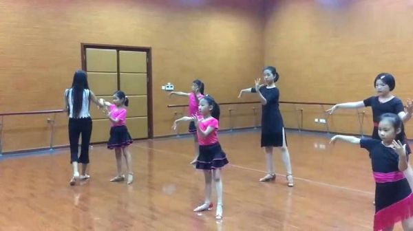 小学生女生舞蹈教学视频（小学生女孩舞蹈视频）-图3