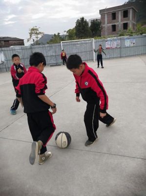 如何教小学生踢足球（如何教小学生硬笔书法）