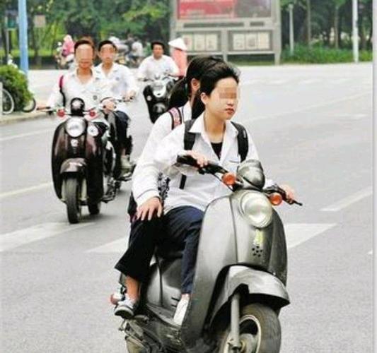 中小学生骑电动车上路（中小学生骑电动车上路犯法吗）